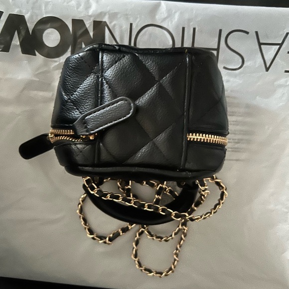 Fashion Nova sexy little go to bag on black and gold,New with tags - Picture 2 of 3